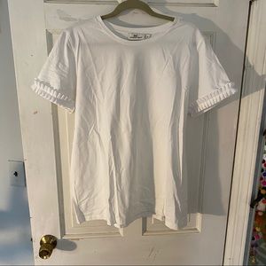 Vineyard Vines white top with ruffle sleeve